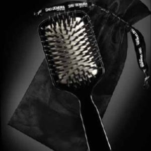 SHU UEMURA LIMITED TRAVEL SMOOTHING PADDLE BRUSH